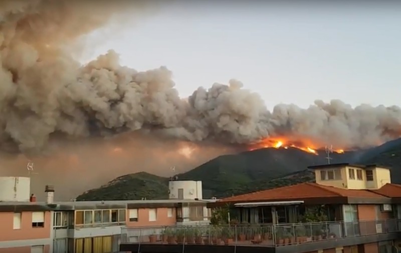 VIDEO| Incendiu uriaș în regiunea Toscana din Italia. Sute de persoane evacuate și mai multe localități amenințate de flăcări