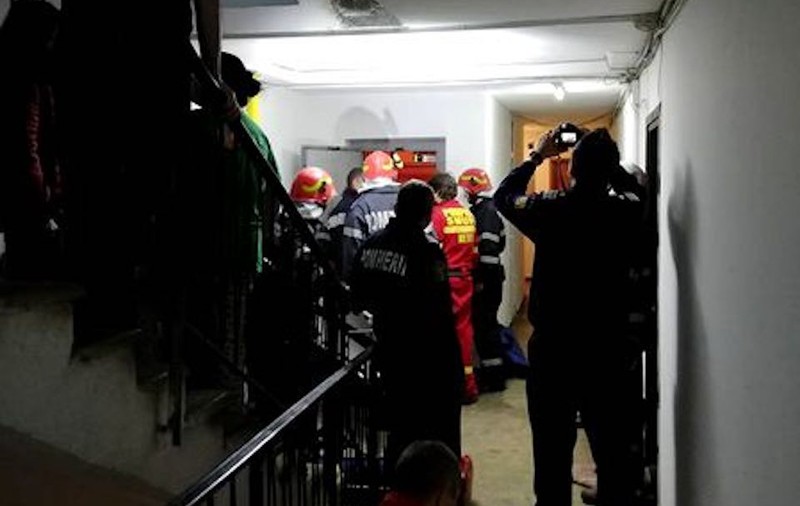 Incident teribil într-un bloc din cartierul Rahova. Un tânăr s-a prăbușit cu liftul în gol