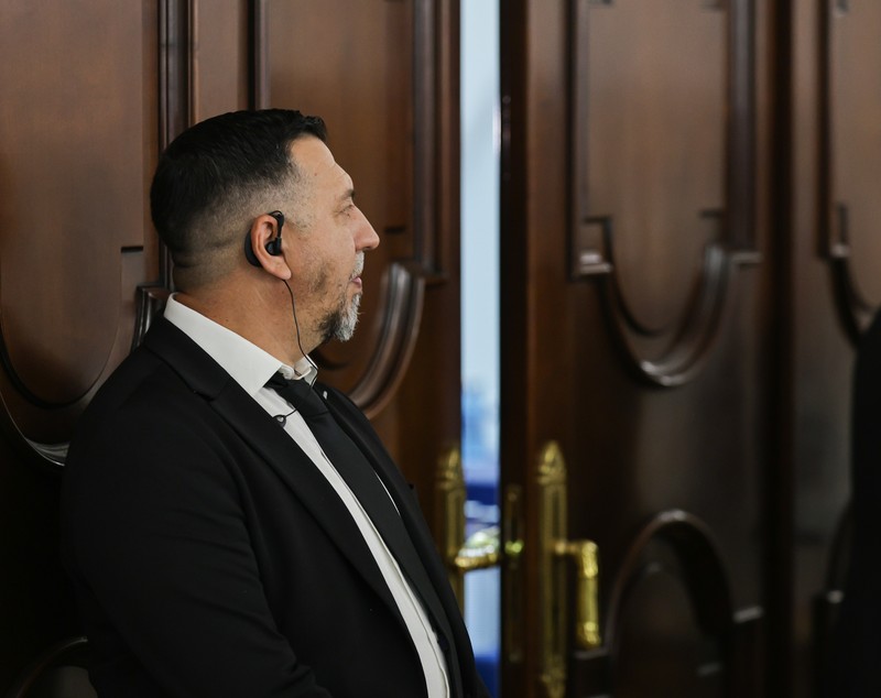 Cultul personalității la George Simion: de la „armata” care-l păzește de jurnaliști la autopromovarea insistentă a întâlnirilor cu lideri europeni REPORTAJ
