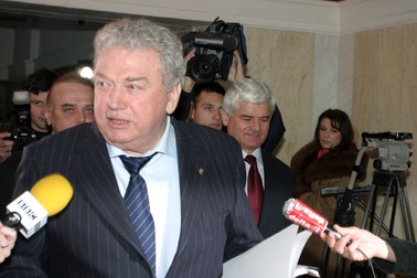 Chestorul general de politie Virgil Ardelean, seful Directiei generale de informatii si protectie interna a MAI a fost audiat de Comisiile de aparare din Camera Deputatilor si Senat. In imagine, Mihail Popescu, Ioan Talpes si Virgil Ardelean
