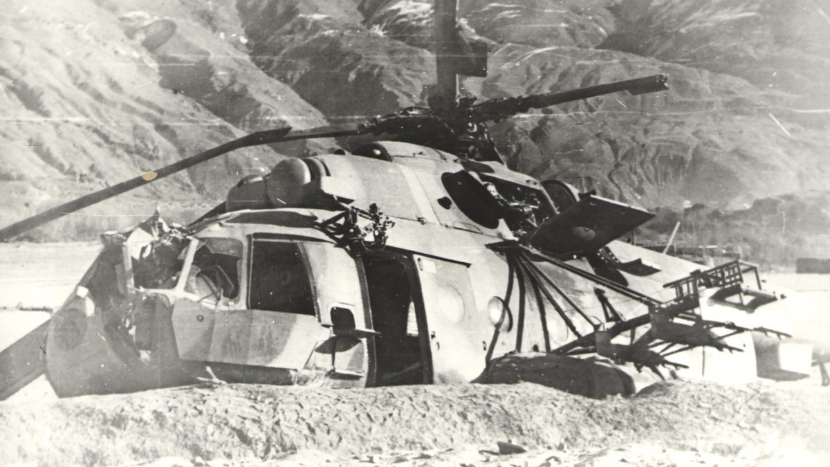 Epava unui elicopter sovietic MI-8 doborât în Afganistan în anii 1980.