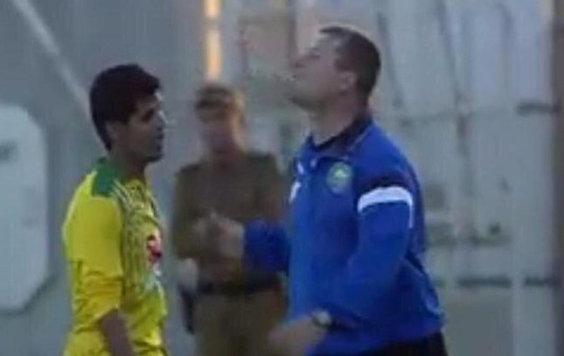 Antrenor român, răstignit de arabi, după ce a scuipat un arbitru / VIDEO