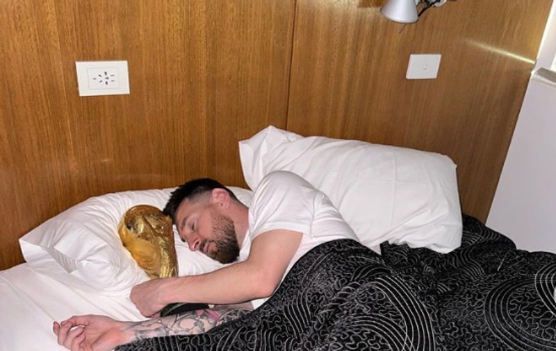 Messi a dormit cu trofeul Cupei Mondiale. Fotografiile postate de starul argentinian au devenit virale