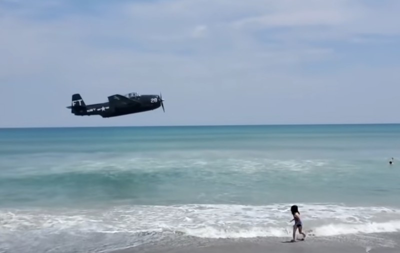 Un avion a aterizat forțat pe apă, lângă o plajă din Florida plină de turiști