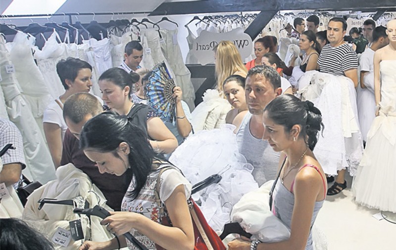 S-au îngrămădit să-şi cumpere rochii de mireasă la promoție | FOTO