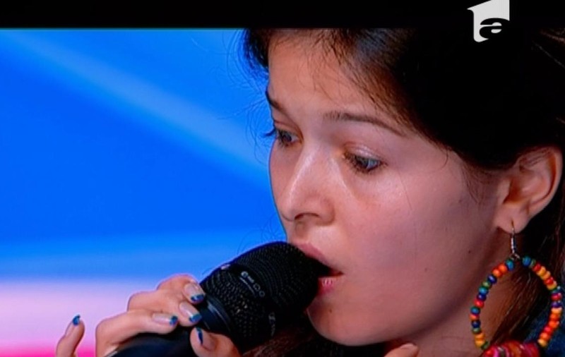 X FACTOR | GESTUL EMOŢIONANT făcut de DELIA pentru a ÎNCURAJA O CONCURENTĂ! Uite ce glumă neinspirată a făcut Cheloo!