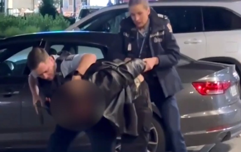 Un bărbat înarmat cu un topor a atacat clienții din mai multe restaurante din Auckland. Patru oameni au fost răniți