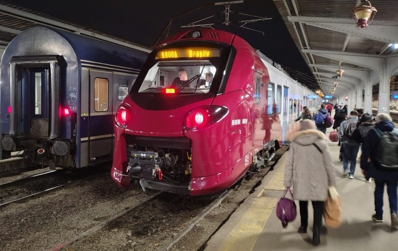 Percheziții la CFR Călători. Controlori de tren, suspectați de fraudă în vânzarea biletelor. 20 de persoane au fost reținute
