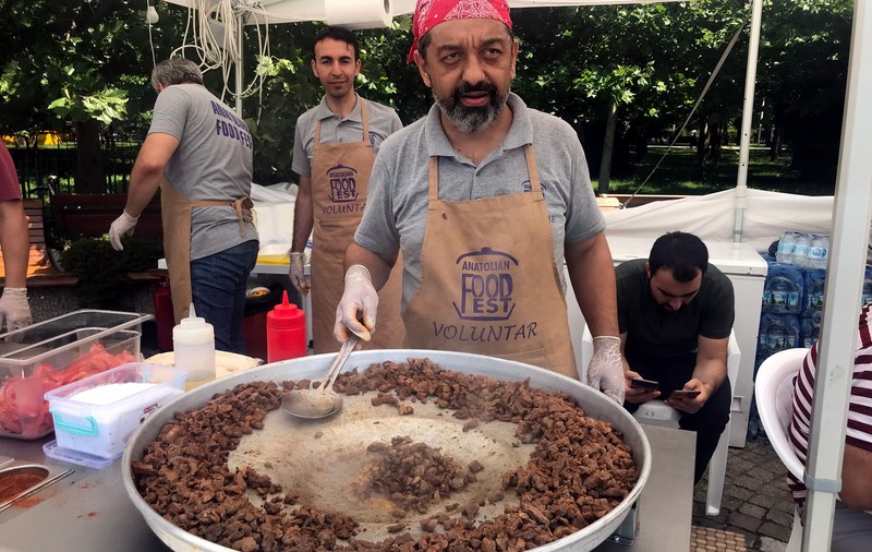 GALERIE FOTO | Spectacol gastronomic în parcul Titan din București, cu şuberek și baclavale! În acest weekend are loc Festivalul Turcesc