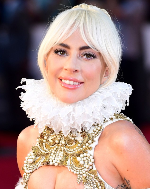 FOTO | Lady Gaga, apariție extravagantă la premiera filmului "A star is born" în UK