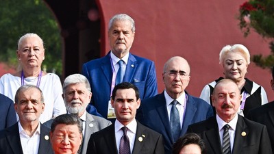 La Beijing, lângă Adrian Năstase au stat soția, Dana Năstase, și Viorica Dăncilă. Foto: Profimedia