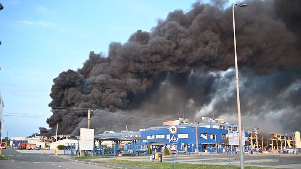 Fum negru care se propagă dintr-o fabrică spre cer