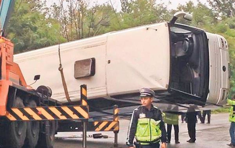 ACCIDENT în Cluj! Un autocar cu 40 de muncitori S-A RĂSTURNAT într-un șanț