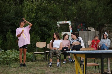 Alexandra, în picioare, cântă şi dansează în faţa publicului