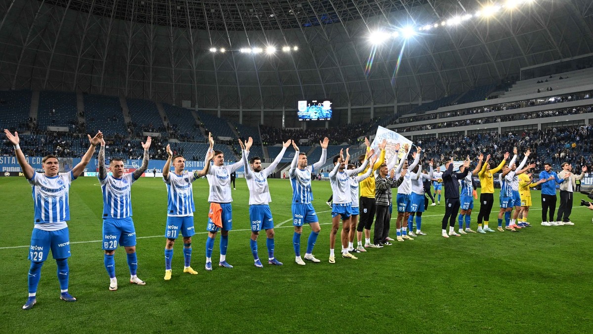 Fotbalistii craioveni Luca Constantin Basceanu, Alexandru Cicaldau, Nicusor Silviu Bancu, David Andrei Barbu, Florin Bogdan Stefan, Alexandru Cretu, Stefan Baiaram, Mihnea Gabriel Radulescu, Assad Al Islam Al Hamlawi, Screciu Vladimir Ionuț si Tudor Cristian Baluta saluta galeria dupa meciul dintre Universitatea Craiova si Rapid Bucuresti, contand pentru Play off-ul Superligii Superbet, desfasurat pe Stadionul Ion Oblemenco din Craiova, duminica 19 aprilie 2026.,Image: 1093812609, License: Rights-managed, Restrictions: , Model Release: no