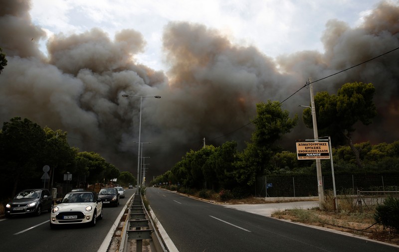 Două familii de români s-au salvat din calea incendiului din Grecia. „Au pierdut tot ce au avut”