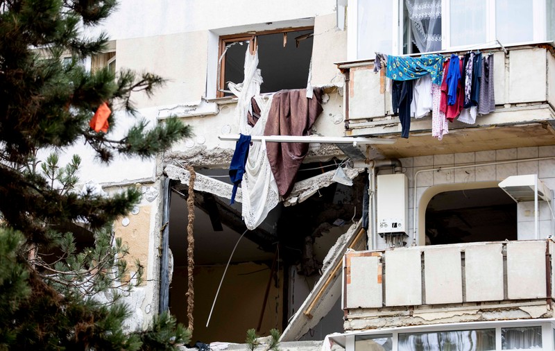 Explozie puternică într-un bloc din Suceava. Locatarii au fost evacuați, trei persoane sunt rănite