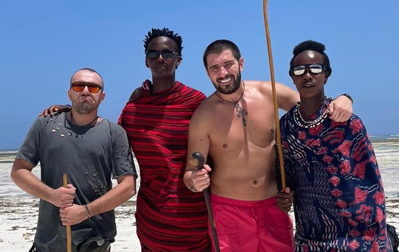 Cătălin Cazacu s-a refugiat pe o insula din Zanzibar. „Mi-am depus deja actele pentru permis, ca să pot conduce aici”
