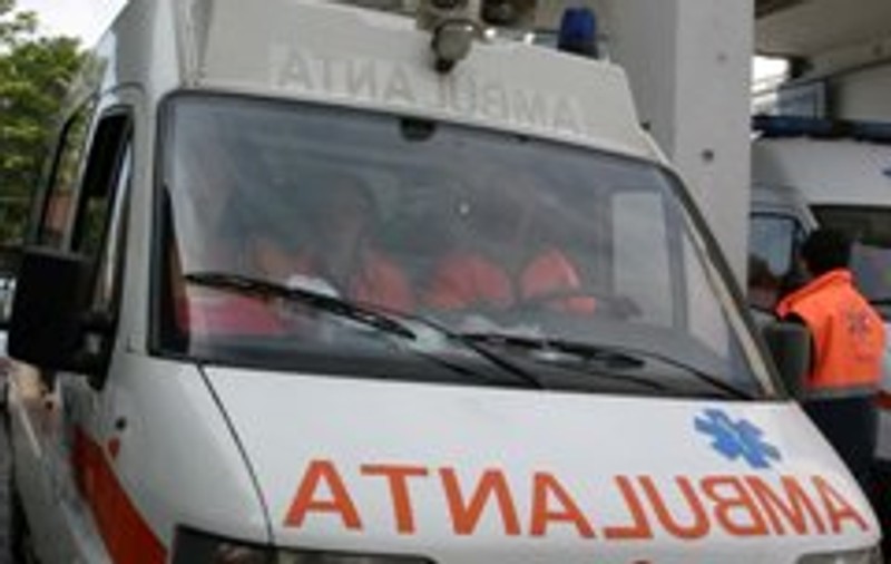 O ambulanţă cu pacienţi a luat foc în trafic