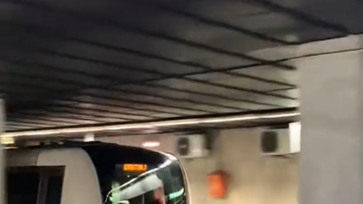 Bărbat surprins în timp ce circula în spatele unei garnituri de metrou, în București