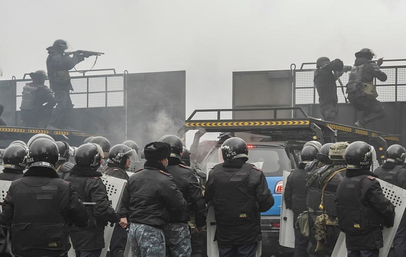 Președintele Kazahstanului a dat ordin să se tragă în oameni fără avertisment. NATO cere încetarea violențelor