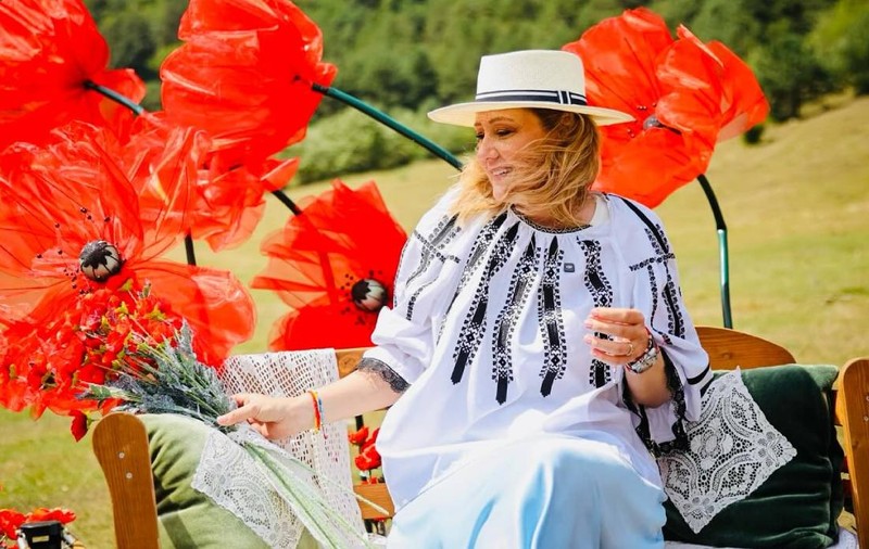 Elena Lasconi a fost operată de urgență la coloana vertebrală în Cluj-Napoca. Primărița din Câmpulung a ratat și întâlnirea cu Theo Rose din cauza durerii