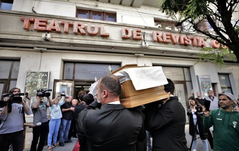 Sicriul cu trupul neînsuflețit al lui Alexandru Arșinel, depus la Teatrul de Revistă „Constantin Tănase”. Actorul va fi înmormântat duminică
