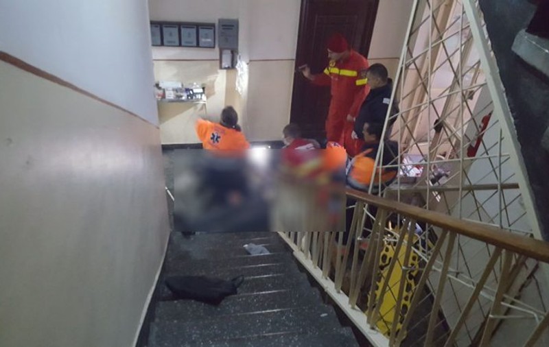 Bărbat găsit spânzurat de balustrada de pe casa scării, într-un bloc din Satu Mare