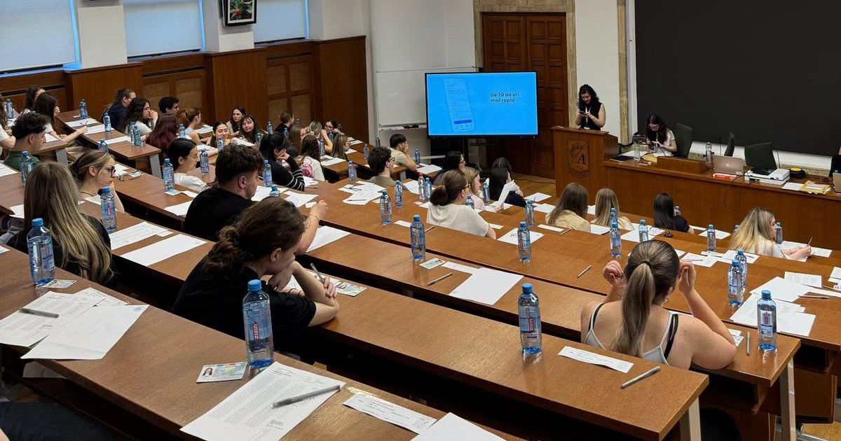 Persoane care dau examen într-o sală