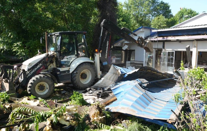 Primăria Timișoara a început demolarea unei pizzerii celebre în oraș, în ciuda protestelor patronului