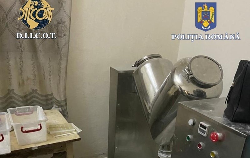 Primul laborator de produse anabolizante din România, descoperit în urma unor percheziții de amploare în țară și în Republica Moldova