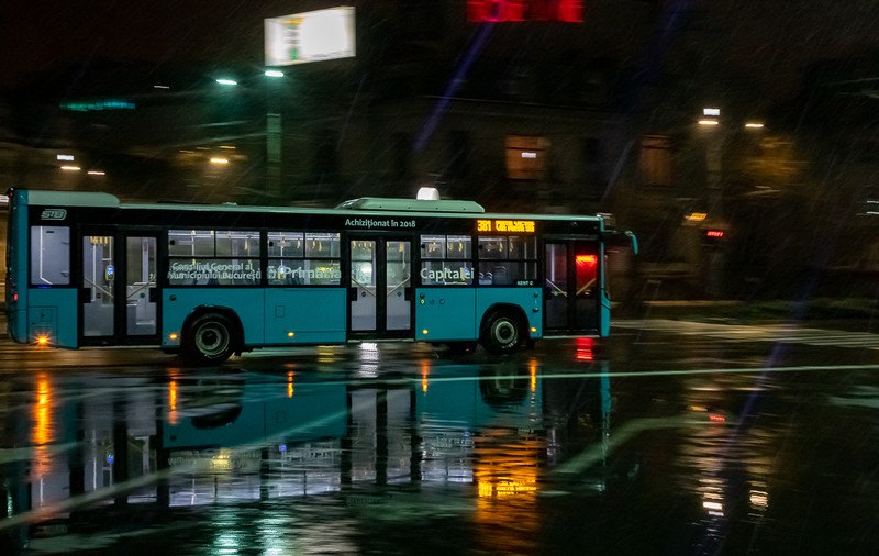 Primele ore ale unei vieți diferite. Orașul-fantomă luminat în albastru, cu autobuze goale și cinci oameni. ”O să trecem noi și peste asta!”