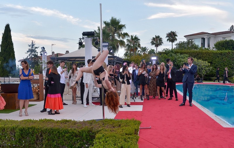 Dans la bară în cadrul unui eveniment privat de la Cannes 2021. Fotografii au surprins întregul moment