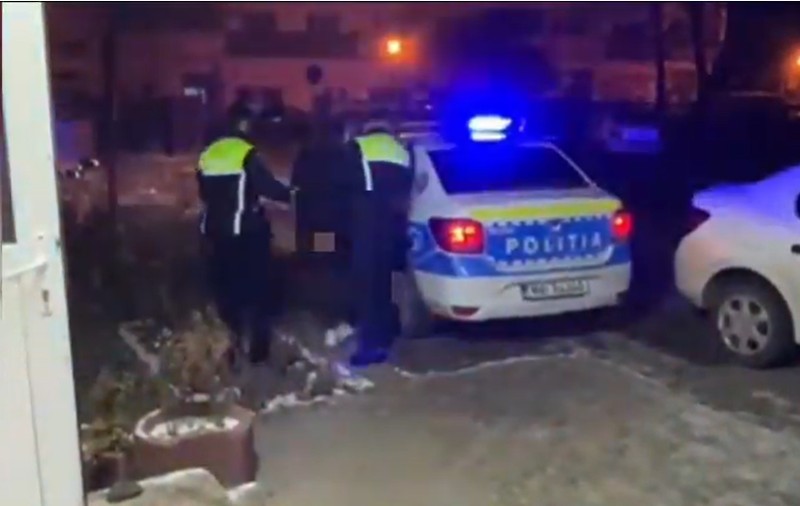 Un tânăr a fost găsit spânzurat în arestul din Dolj, după ce a încercat să evadeze din mașina de poliție