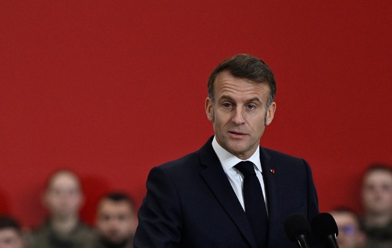 De ce a apărut Emmanuel Macron în public cu un ochi roșu pe care l-a numit „ochiul tigrului”