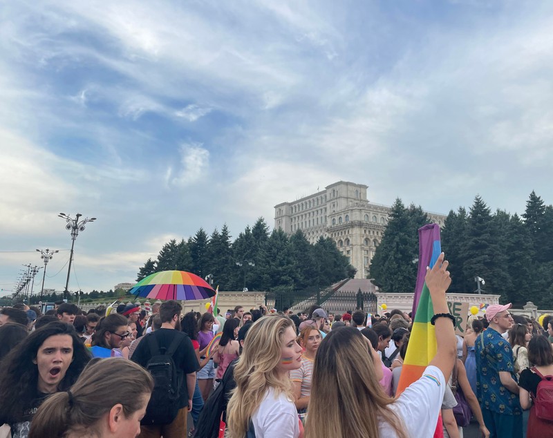 Aproape 25.000 de oameni au participat la Bucharest Pride, la câteva ore după ce 150 de persoane au luat parte la „Marșul normalității”