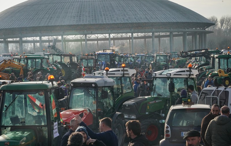 Fermierii europeni continuă protestele, în timp ce UE dezbate măsuri de sprijin. „Să-i ascultăm pe cei care lucrează zilnic pământul”
