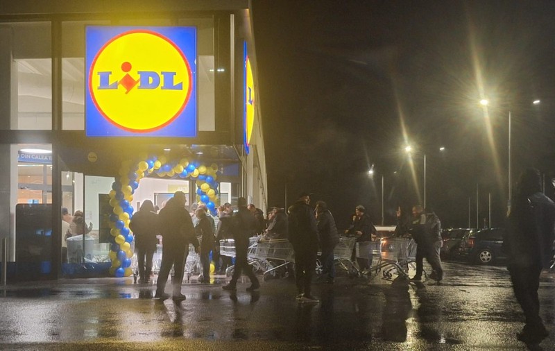 Zeci de persoane au așteptat în ploaie deschiderea unui nou magazin Lidl din Drobeta-Turnu Severin