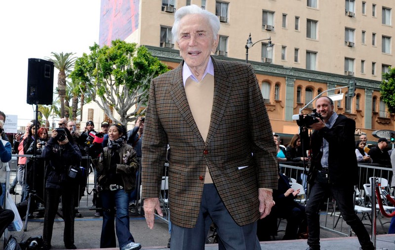 Kirk Douglas a fost la un pas să joace într-un film românesc. Ce rol urma să primească actorul american