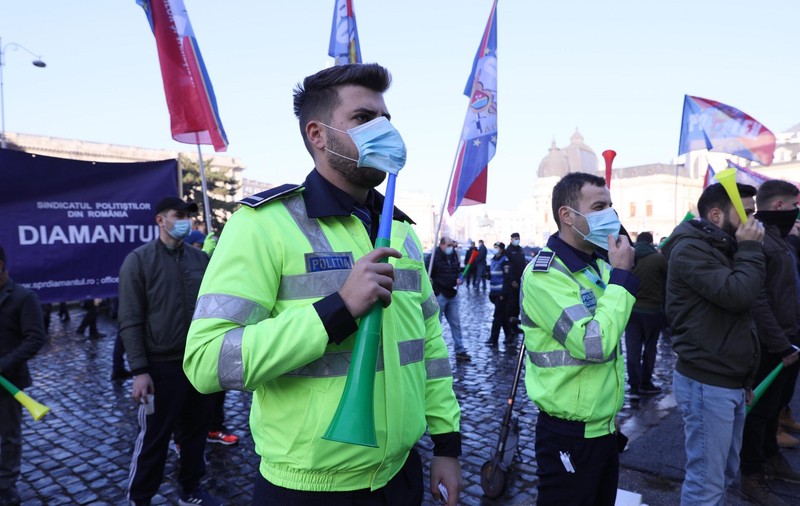 Sindicatele din Apărare, Ordine publică și grefierii protestează față de înghețarea salariilor. Poliţiştii ameninţă că ar putea interveni doar la apelurile 112