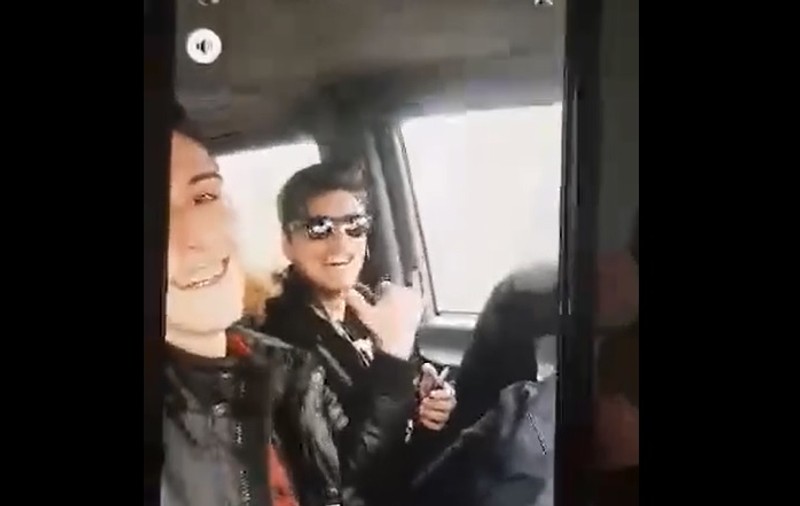 Video |  Teribilism la volan. Un tânăr s-a filmat cum conduce cu picioarele pe volan