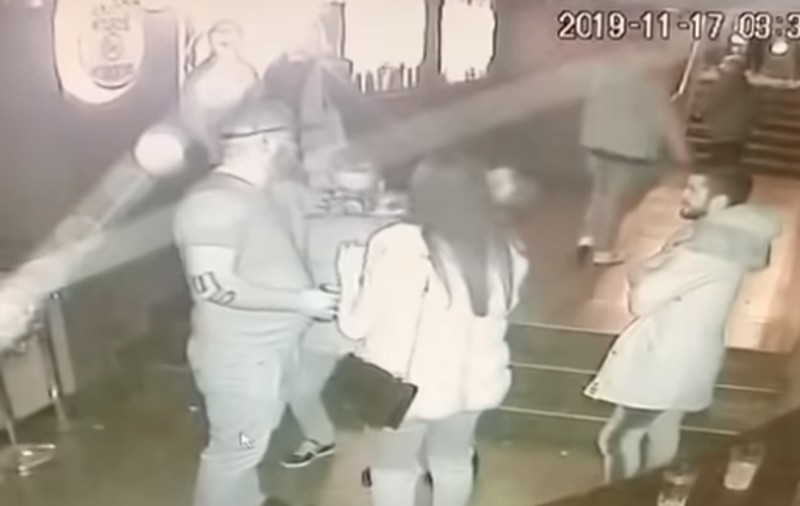 VIDEO | O polițistă a avut un conflict cu un recidivist într-un club din Alba Iulia