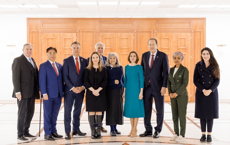Congresmenii americani așteptați la București s-au întâlnit cu Maia Sandu și au fost informați despre „riscurile atacurilor hibride” ale Rusiei