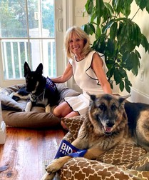 Jill Biden, alături de doi căței ciobănești germani, Champ și Major. Foto: instagram