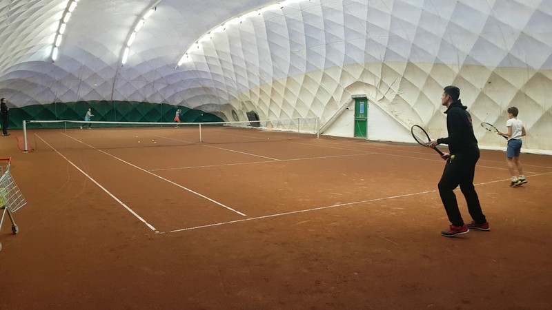 De foarte multe ori, Victor Hănescu joacă tenis cu elevii săi