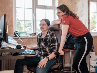 Crina îi arată Ellei o prezentare pe care a pregătit-o pentru serviciu. Tamworth, UK, iulie 2021