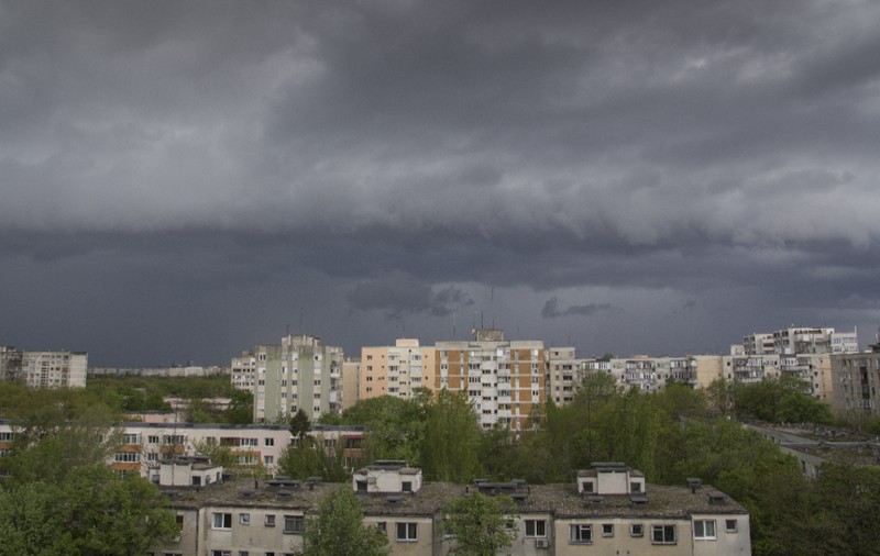 Cod roșu pentru furtuni violente, grindină și descărcări electrice în București și Ilfov. A fost emis Ro-Alert