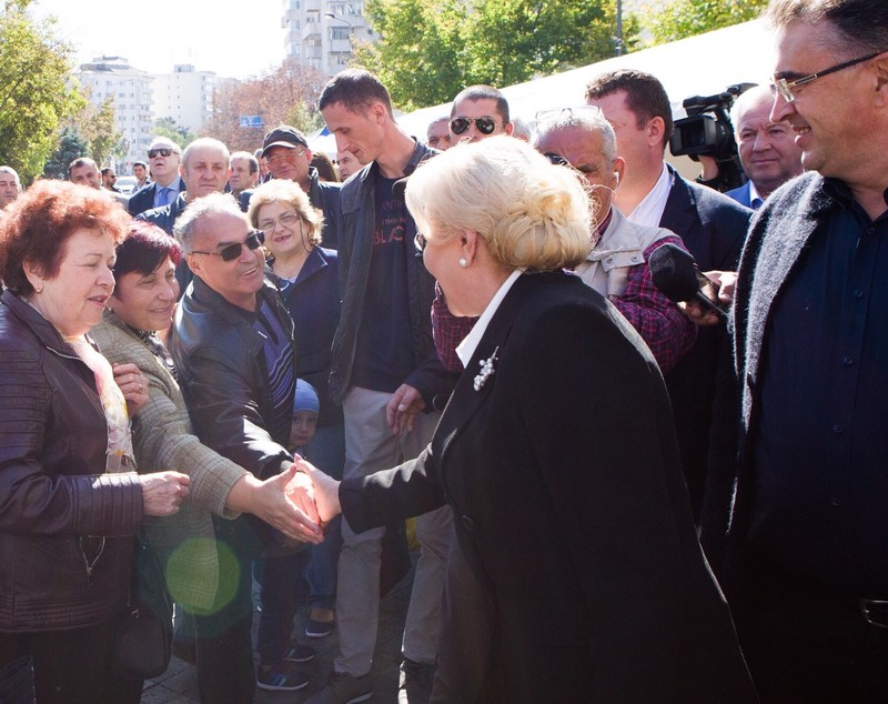 VIDEO/ FOTO. Dăncilă, apostrofată la Focşani pentru gafele pe care le face în apariţiile publice; Răspunsul premierului:  "Ştiu că acest lucru îl vânaţi"