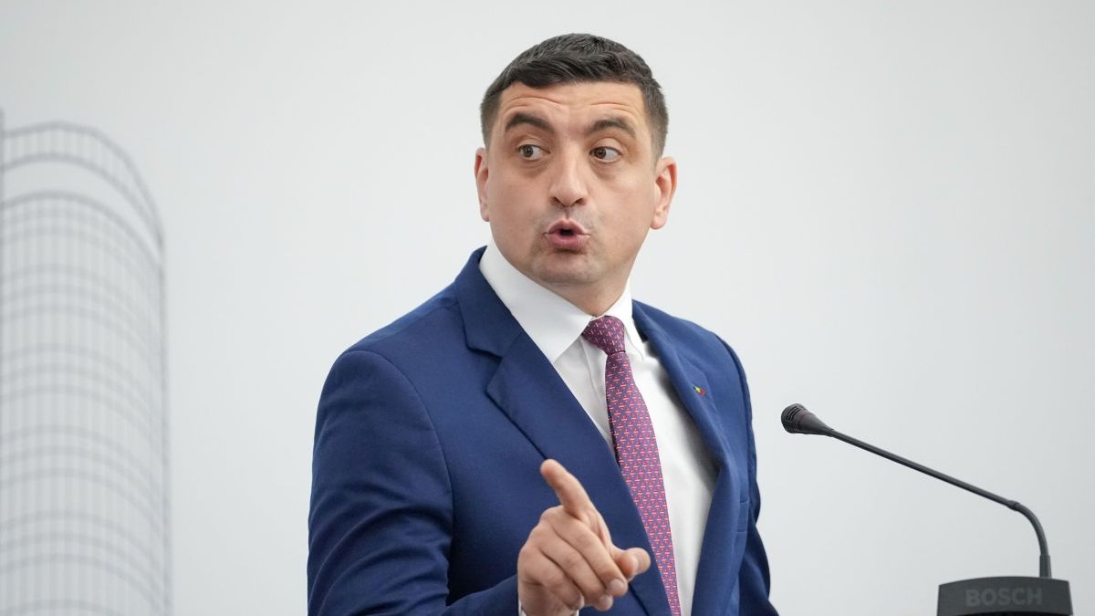 Președintele AUR, George Simion, vorbește în timpul unei conferințe de presă organizată înainte de turul 2 al alegerilor prezidențiale