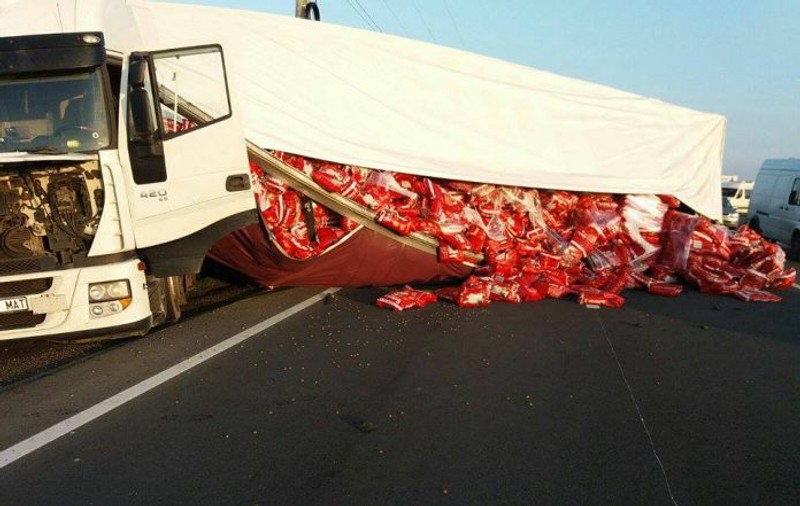 Traficul pe DN1, între Ploiești și Brașov, îngreunat din cauza unui camion răsturnat